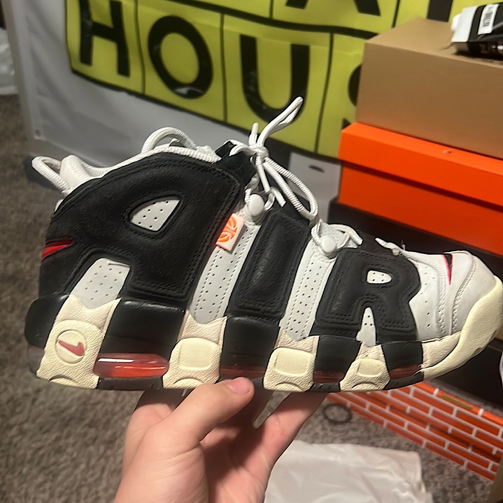 Nike Uptempo Hoops